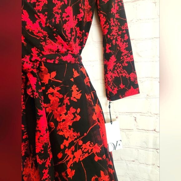 NWT Diane Von Furstenberg "Irina" Black/Red Floral Silk Jersey Wrap Dress Sz.2 - Picture 4 of 11